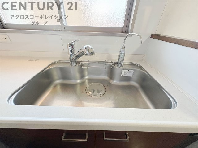 大きなシンクでお鍋などの大きな調理器具を洗う際にも便利です。