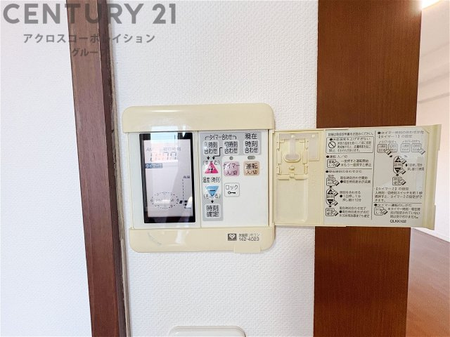 ガス式床暖房は、効率的な暖房システムであり、床からの温かさが快適な環境を提供します。床全体が均一に暖まり足元からの暖かさが感じられます。また空気の循環が少ないため、ホコリやアレルゲンの拡散を抑えます。