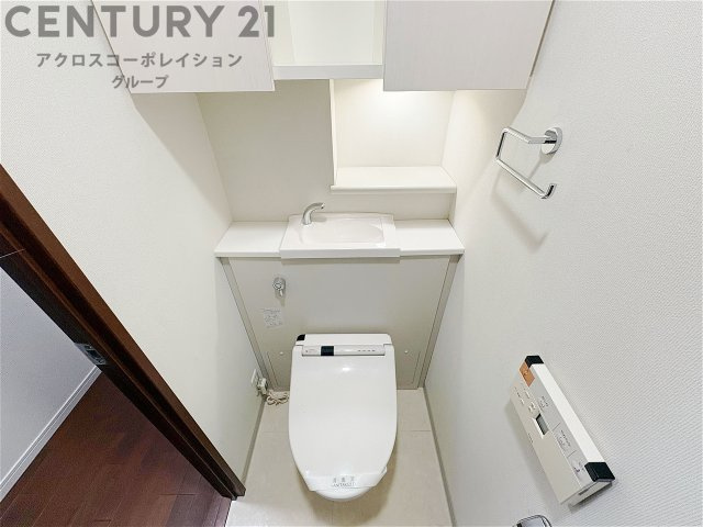 温水洗浄便座付トイレは温水洗浄機能により、暖かい水でおしりを洗浄することができ、冷たい水を使う従来の便座に比べ、温水洗浄機能で暖かいトイレを提供し、快適な使用を可能にします。