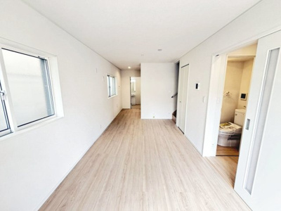 【居間・リビング】 | 羽衣５丁目　新築一戸建 | 南海本線「羽衣」駅まで徒歩約９分・南海高師浜線「伽羅橋」駅まで徒歩約６分・ＪＲ阪和線「東羽衣」駅まで徒歩約１２分！毎日の通勤・通学に便利ですね♪