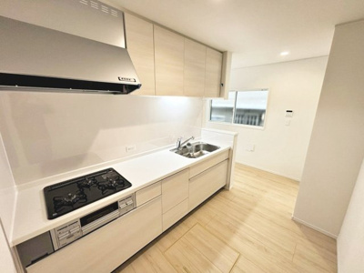 【キッチン】 | 羽衣５丁目　新築一戸建 | 家族を身近に感じる対面式キッチンです！３口コンロ・浄水器付きのシステムキッチンです♪