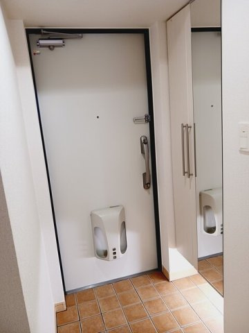 エトワール衣掛の玄関|収納もある玄関です
