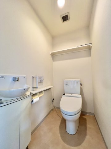 ディークラディア 浜松宮竹のトイレ|トイレには手洗い場や収納棚もありとても便利です。お手入れもしやすいです。