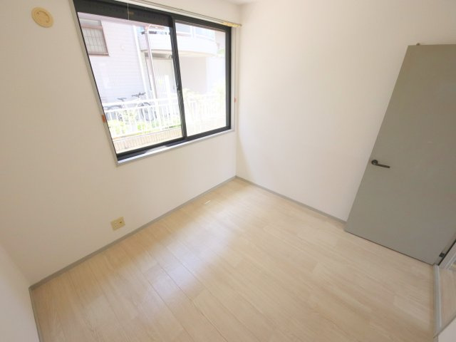 アルファ生駒の洋室