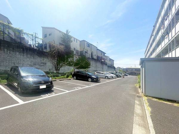 ビレッジハウス亀井野4号棟の駐車場|車をお持ちの方に嬉しい駐車場付きの物件です