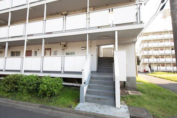 ビレッジハウス亀井野4号棟のエントランス|建物の内部です