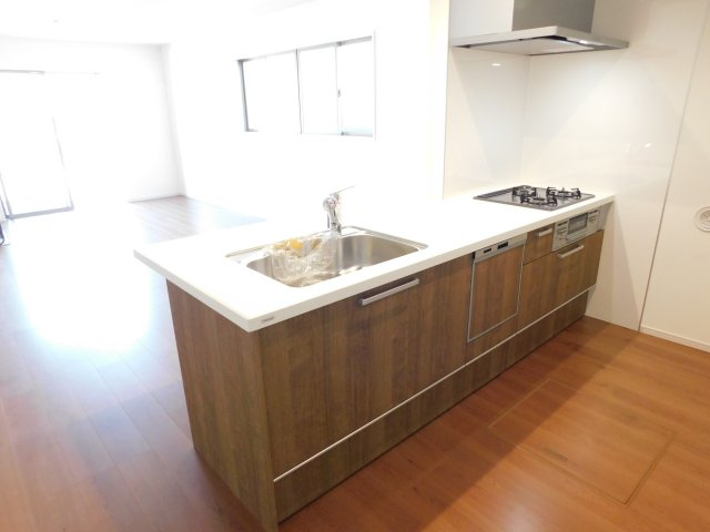 名古屋市中川区打出１丁目の新築一戸建のキッチン|◇キッチン◇　　人気の対面式フラットキッチン・食洗機・浄水器一体型水栓・静音仕様シンク・薄型換気扇・床下収納庫