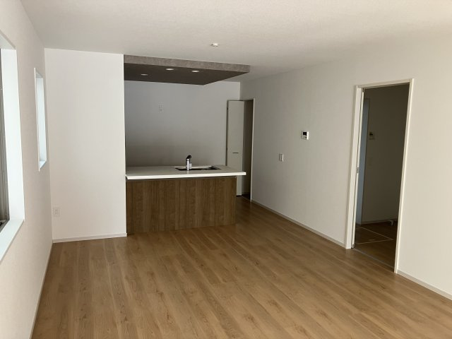 名古屋市中川区打出１丁目の新築一戸建の居間・リビング|◇リビング◇　　明るく広いリビング２３．０帖　キッチン横にパントリーとして利用できる収納完備！