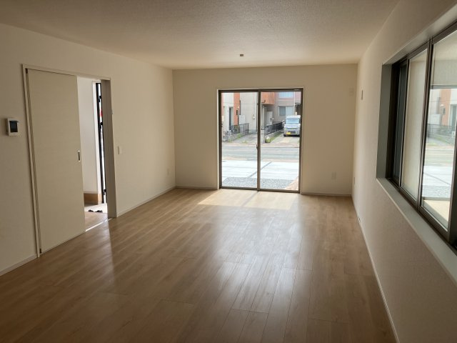 名古屋市中川区打出１丁目の新築一戸建の居間・リビング|◇リビング◇　　明るく広いリビング２３．０帖　インテリアの映えるワイドリビング♪