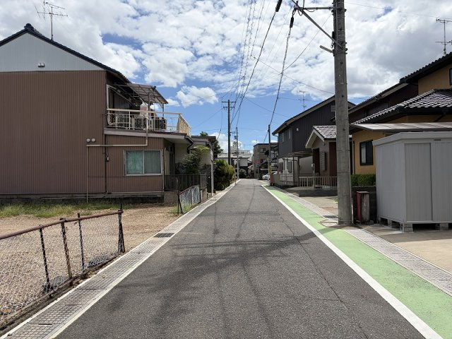 各務原市那加新加納町の前面道路含む現地写真