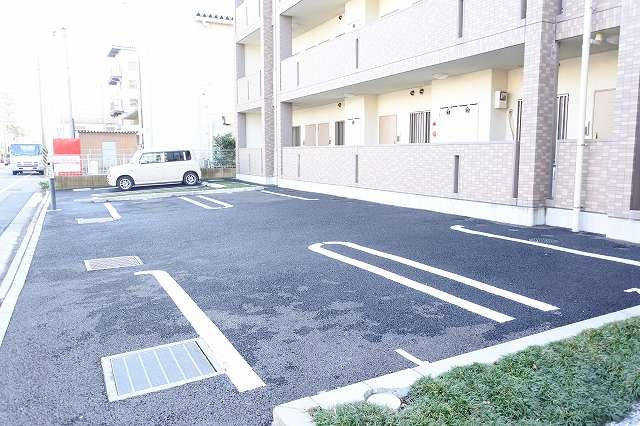 ラフィネ　リヴィエールの駐車場