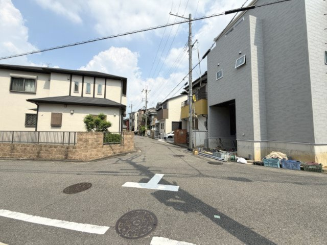 堺市東区西野　第6期　新築一戸建ての前面道路含む現地写真