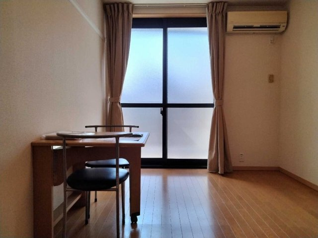 レオパレスモンジュイの居間・リビング