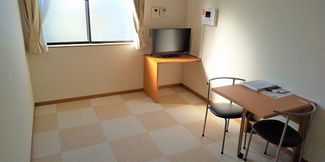 レオパレスアザレアヒルズの居間・リビング|２階のお部屋はカーペット仕様