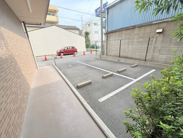 クレアート新大阪セレニティの駐車場
