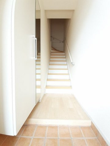 ルーベル鴨島Ｂの玄関|収納もある玄関です