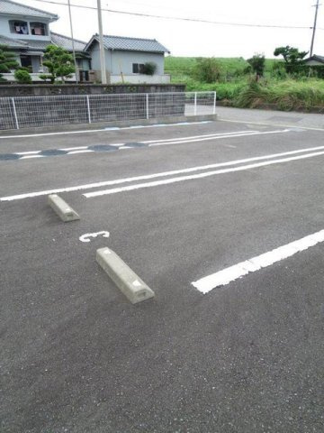 ルミエール六反地の駐車場|車をお持ちの方に嬉しい駐車場付きの物件です