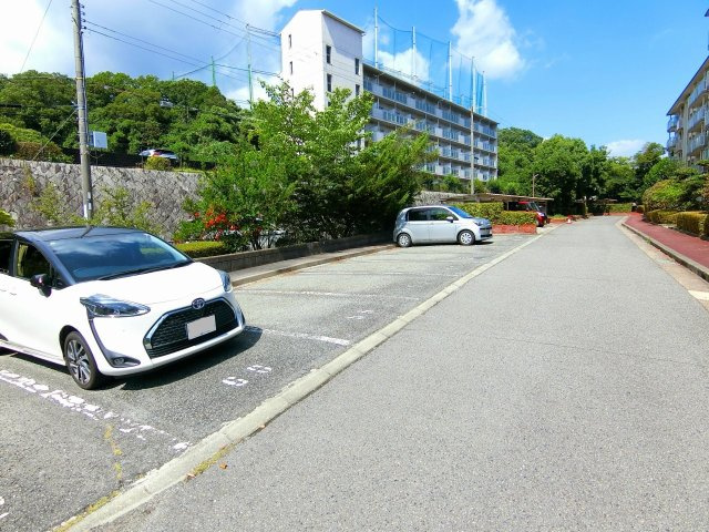 名谷25団地102号棟の駐車場