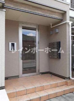 鶴ヶ島市大字鶴ヶ丘のアパートのエントランス