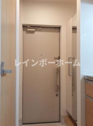 鶴ヶ島市大字鶴ヶ丘のアパートの玄関