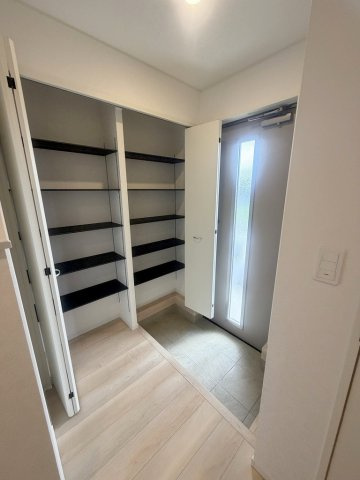 三郷市花和田　新築戸建　全2棟　2号棟の玄関|同施工会社の参考写真になります。