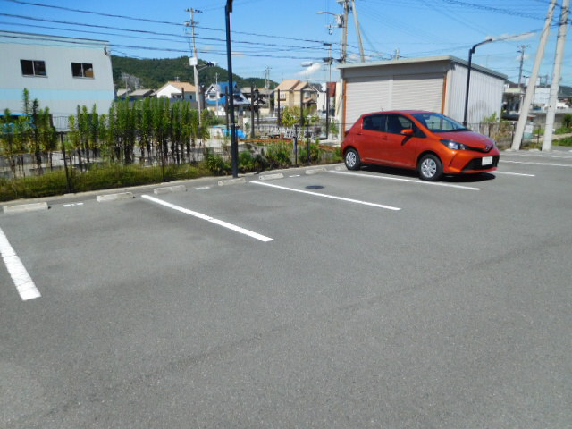 モダンコート曽根Ａ棟の駐車場