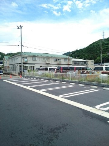 タウザーコートの駐車場