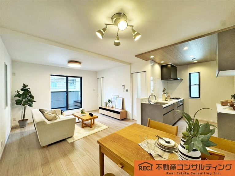 神戸市灘区記田町1丁目　新築戸建の居間・リビング|前面道路広々約6.7ｍ！駐車もスムーズ♪