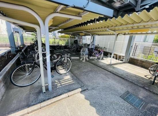 特典：仲介手数料が無料です!!の駐車場