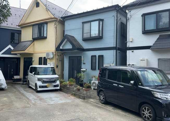 【前面道路含む現地写真】 | 住宅用の土地では前面道路に2m以上接していなければならないと法律で定められています。しかし、お持ちの車のサイズやライフスタイルなどにより、2mでは利便が悪い場合もございますので、事前に確認しましょう。