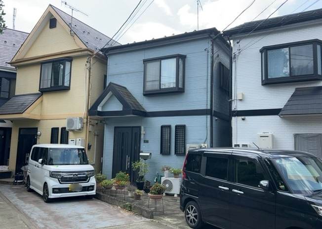 【前面道路含む現地写真】 | 道幅が広い場所は日当たりや風通が良好です。幅が広いのですれ違いも可能ですし大きな車でも駐車可能！一方で、大型車が通ることも多くなるため交通量の増加により騒音に繋がります。また土地の値段が高くなります。