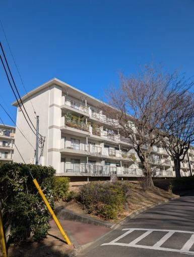 青葉台住宅団地１２号棟の外観