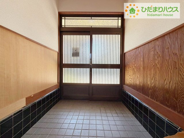 日立市末広町3丁目　中古戸建の玄関|玄関がひろいので親子で並んで仲良く靴が履けますね(^^)/