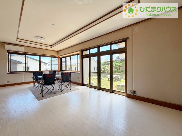 日立市末広町3丁目　中古戸建の居間・リビング|リビング大きな窓からは、暖かな日の光が降り注ぎます・・・