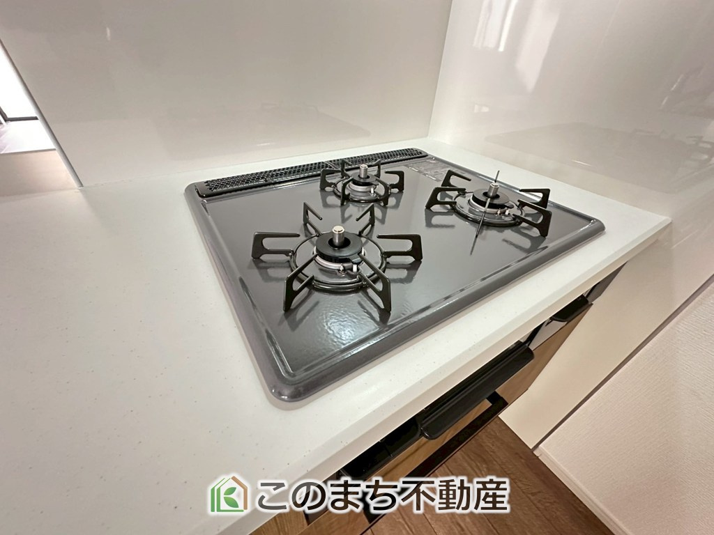 リガーレ宇都宮市不動前2期のキッチン|三ツ口コンロ採用で、同時調理もスムーズ◎！お料理を並べられるカウンター付きで、配膳・片付けをサポート！リビングで過ごすご家族とコミュニケーションを楽しみながら作業可能です♪