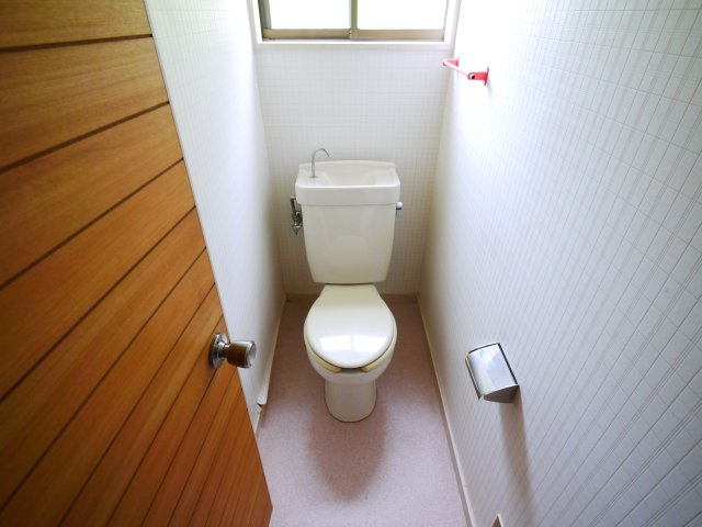 八街市沖渡　中古戸建のトイレ|敷地約69坪 ４SDK 和室続間 閑静な分譲地内 ドックラン 家庭菜園が可能です 上下水
