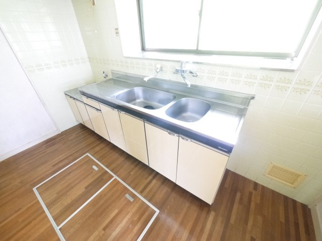 八街市沖渡　中古戸建のキッチン|敷地約69坪 ４SDK 和室続間 閑静な分譲地内 ドックラン 家庭菜園が可能です 上下水