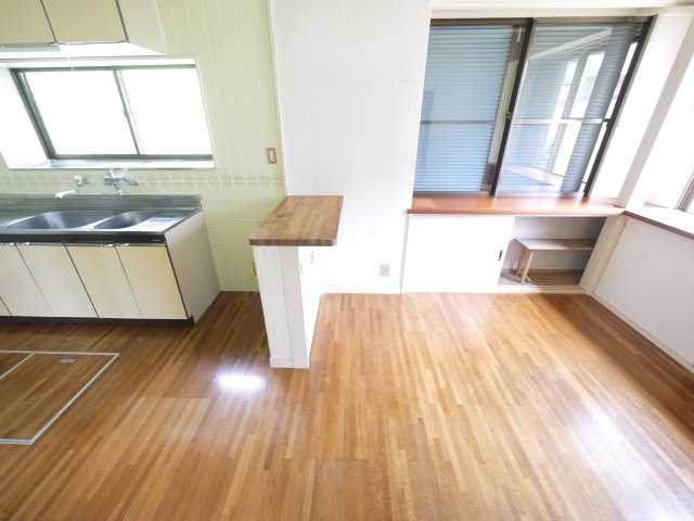 八街市沖渡　中古戸建の居間・リビング|敷地約69坪 ４SDK 和室続間 閑静な分譲地内 ドックラン 家庭菜園が可能です 上下水