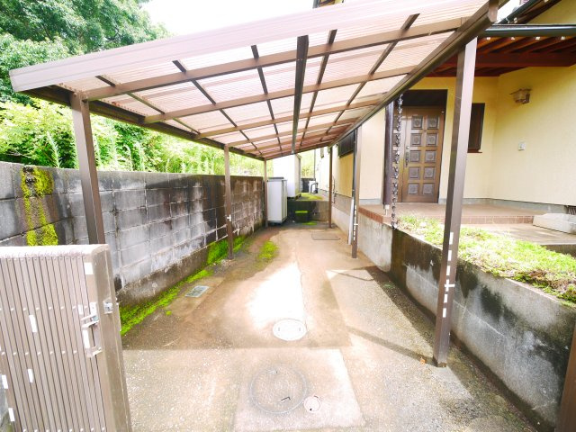 八街市沖渡　中古戸建の駐車場|敷地約69坪 ４SDK 和室続間 閑静な分譲地内 ドックラン 家庭菜園が可能です 上下水