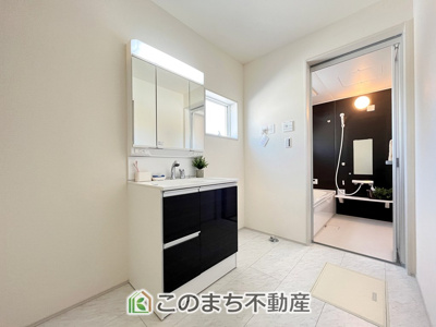 【洗面所】 | LievleGarden.S古河上辺見第11 | 同社施工物件写真。※建具やフローリング、その他仕様が異なる場合がございます。