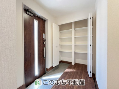 【玄関】 | LievleGarden.S古河上辺見第11 | 同社施工物件写真。※建具やフローリング、その他仕様が異なる場合がございます。