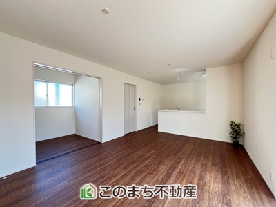 【居間・リビング】 | LievleGarden.S古河上辺見第11 | 同社施工物件写真。※建具やフローリング、その他仕様が異なる場合がございます。