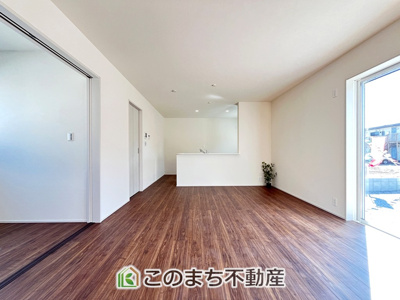 【居間・リビング】 | LievleGarden.S古河上辺見第11 | 同社施工物件写真。※建具やフローリング、その他仕様が異なる場合がございます。