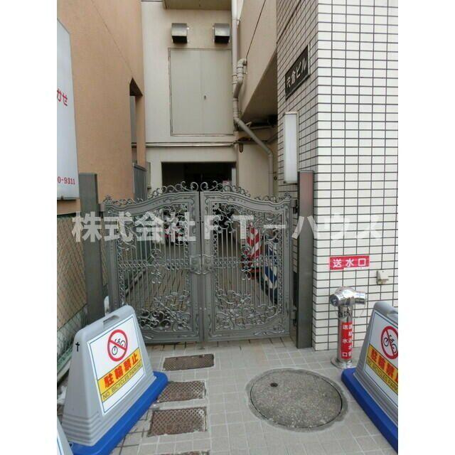 宍倉ビルのエントランス