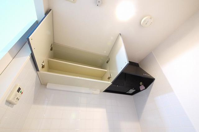 ＣＵＢＥのキッチン|吊戸棚もあるので収納スペースに困りませんね。