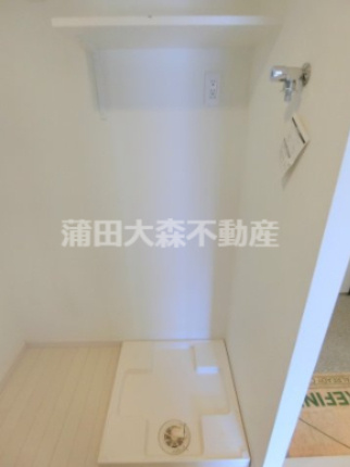 Rising Placeライジングプレイス大森二番館の洗面所|棚付きの洗濯機置き場
