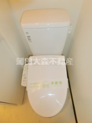 Rising Placeライジングプレイス大森二番館のトイレ|棚と温水暖房便座付のトイレ