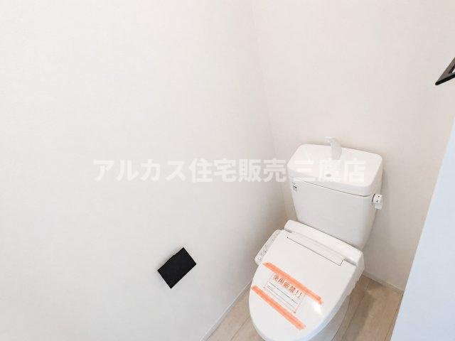 三鷹市井口5丁目 中央線 武蔵境駅 新築戸建のトイレ|温水洗浄便座を備えた、清潔感のあるシンプルなトイレ。