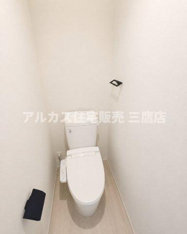 三鷹市井口5丁目 中央線 武蔵境駅 新築戸建のトイレ|白を基調とした、清潔感のあるシンプルなトイレスペース。
