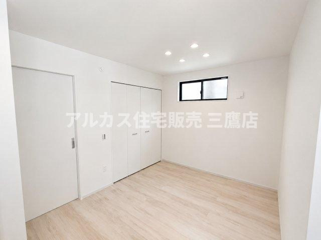 三鷹市井口5丁目 中央線 武蔵境駅 新築戸建の洋室|クローゼットを完備した、インテリアを合わせやすいシンプルな洋室。